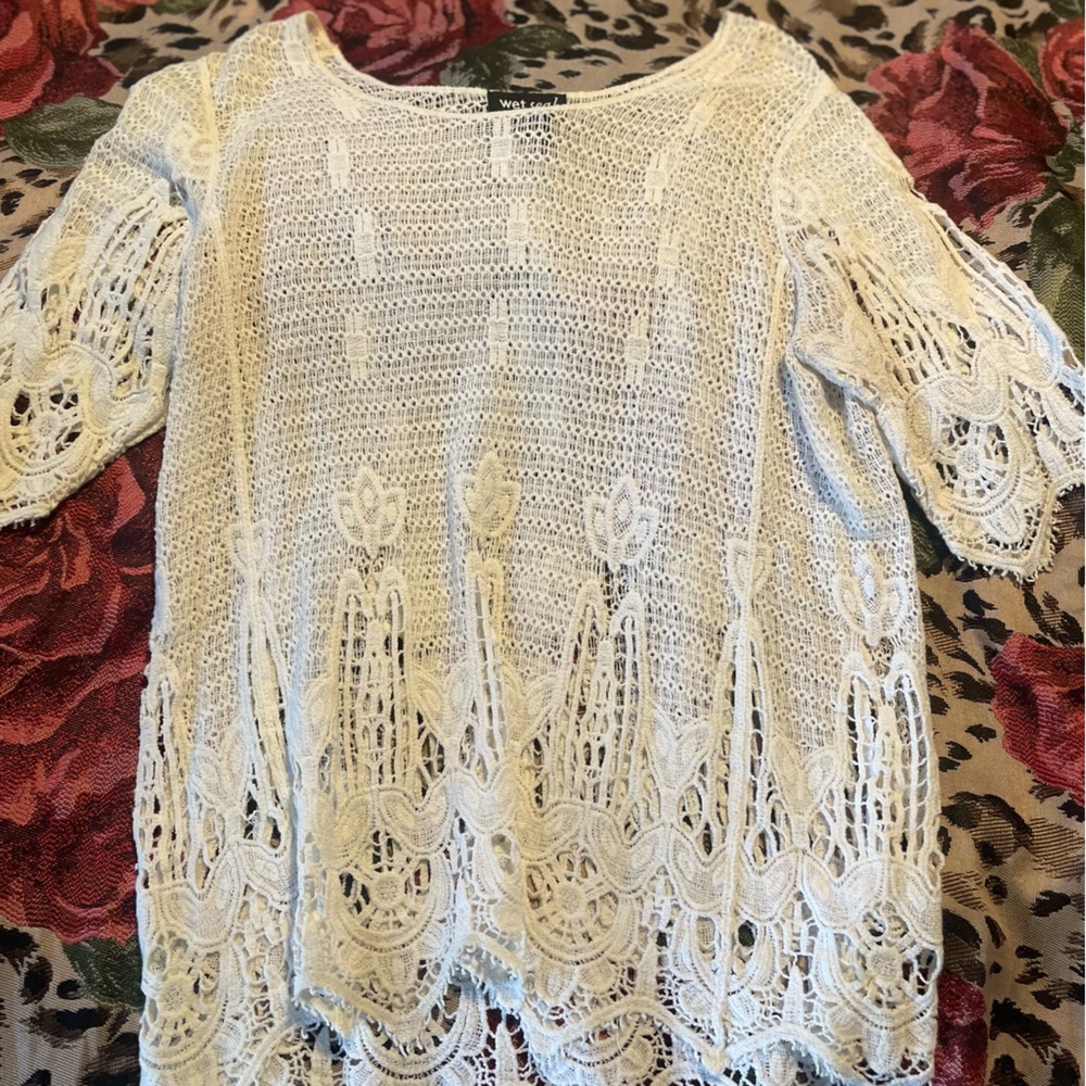 White fashionable knit top